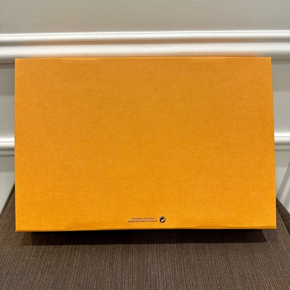 Authentic LOUIS VUITTON gift bag, box with tissue, ribbon, card/envelope, sleeve - Picture 5 of 16